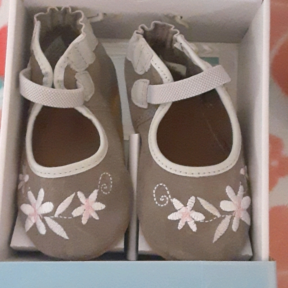 New in box Robeez 12-18 mos Mary Jane Style shoes